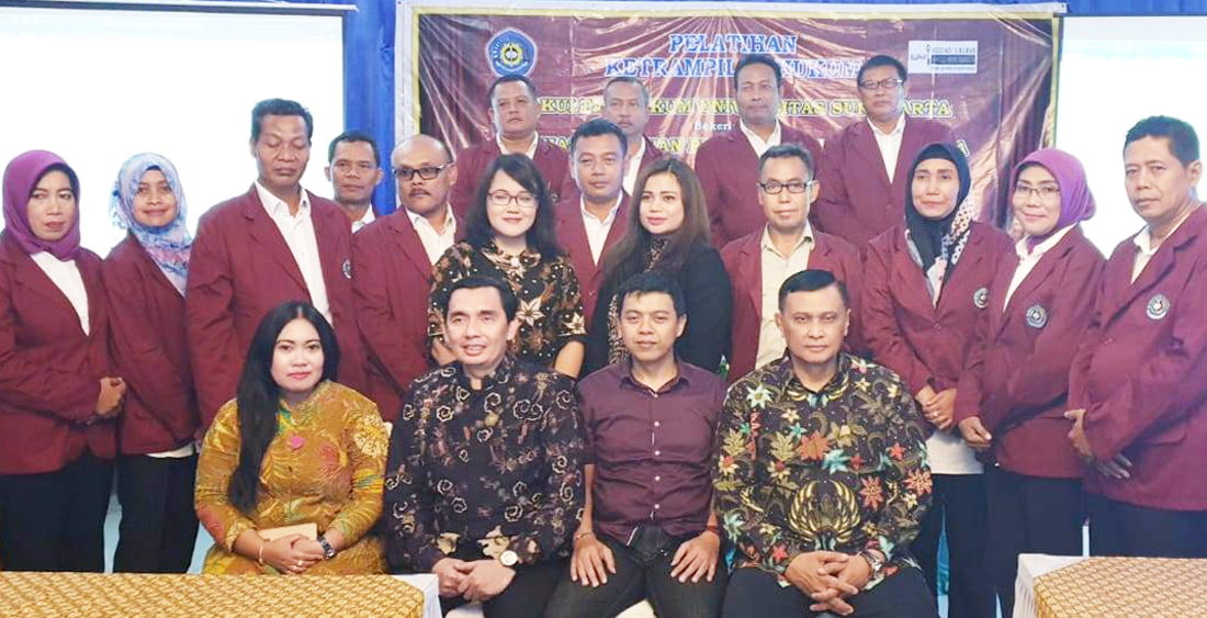 Foto bersama Ketua Alpha, Dekan Fahum Unsa dan Mahasiswa